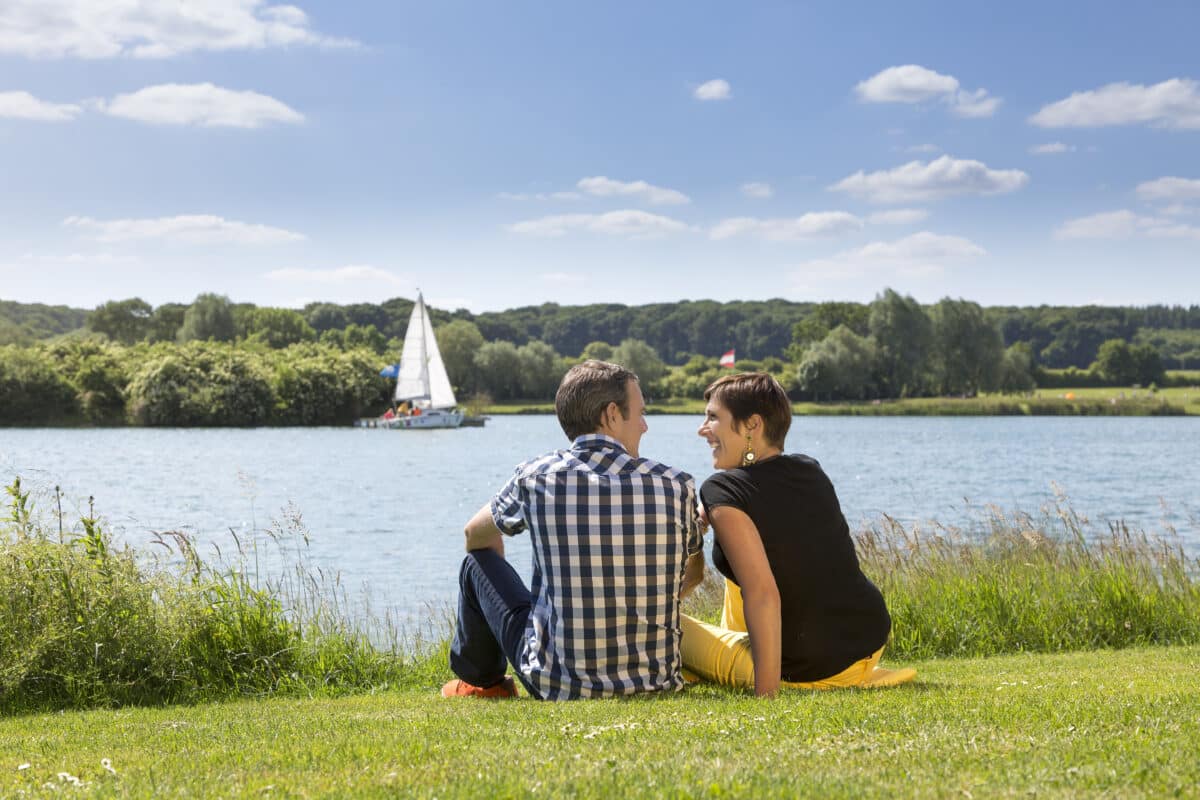 Couple se relaxant au bord du plan d'eau du Canada à Beauvais