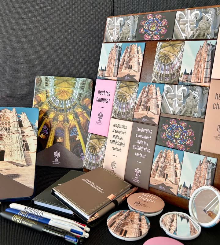 Produits boutique 800 ans Cathédrale Saint Pierre de Beauvais magnets carnets stylos miroirs